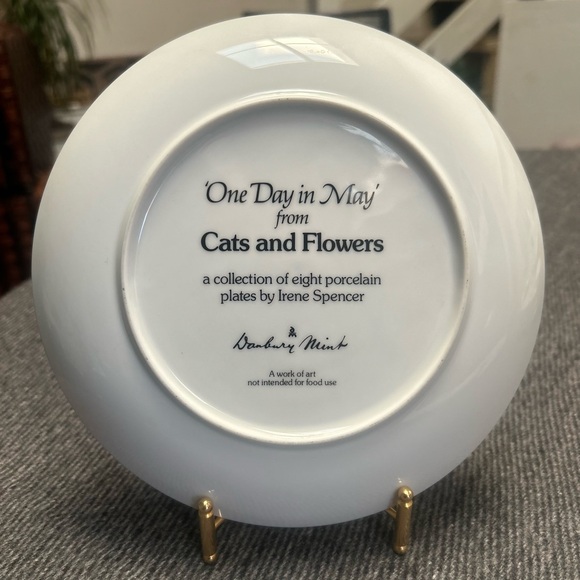 One Day In May By Irene Spencer Decorative Plate From “Cats & Flowers”
#1024242 - Picture 2 of 7